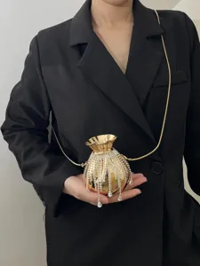 Elegante goldene Metallkugel Abendtasche mit funkelnden Strassquasten und feiner Kette.