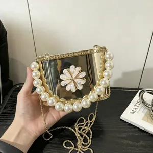 Borsa a mano da donna in acrilico con bordo di perle e catena dorata dettaglio