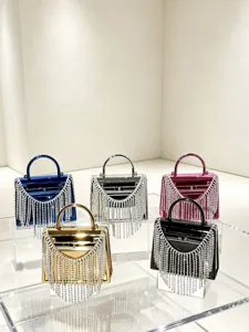 Acryl Strass Fransen Abendtasche Detail, glitzernde Kristalle und eleganter Metallhenkel.
