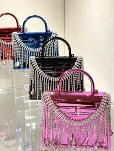 Glänzende Acryl Abendtasche mit funkelnden Strass Fransen und klassischem oberen Henkel.