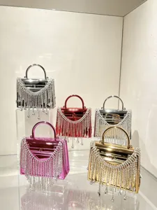Luxus Strass Fransen Acryl Abendtasche mit glänzendem Metallfinish und elegantem Griff.