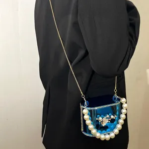 Moderna borsa box in acrilico blu con manico di perle e catena per donne chic eleganti.