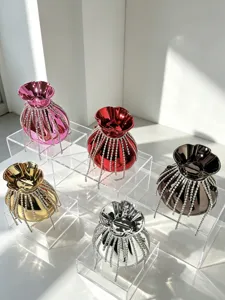 Metallische Metall-Abendtasche mit funkelnden Strassfransen und schickem Umhänget-Design.