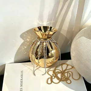 Goldene metallische Abend-Umhängetasche mit funkelnden Strassfransen und schicker Kette.