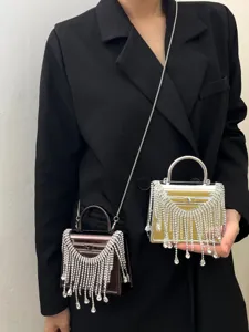 Acryl Abendtasche mit funkelnden Strass Fransen, elegante Schultertasche und modischer Kofferstil.