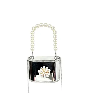 Elegante borsa a mano rigida in acrilico argentato con manico di perle, strass e tracolla.