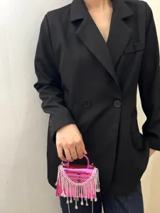 Elegante pinke Acryl-Box-Tasche mit glitzernden Strassfransen für stilvolle Abendmode.
