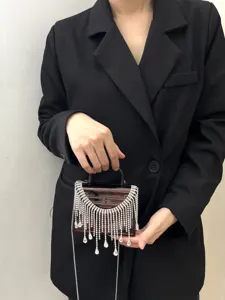Elegante Acryl Abendtasche mit funkelnden Strassfransen und praktischem Henkelgriff.