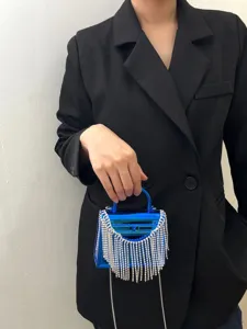Nahaufnahme der blauen transparenten Acryl-Abendtasche mit funkelnden Strassfransen.