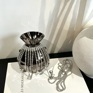 Detailaufnahme einer luxuriösen Abend-Umhängetasche mit funkelnden Strassfransen.