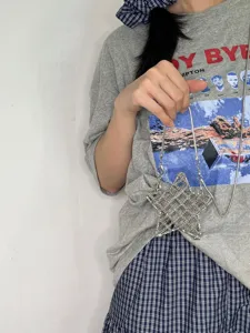 Vue détaillée d'un sac bandoulière chaîne en métal étoile creuse strass étincelant pour femmes.