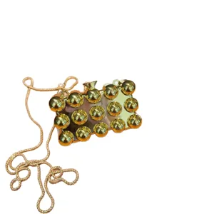 Borsa clutch da sera metallica dorata con decorazione di sfere e catena vista principale.