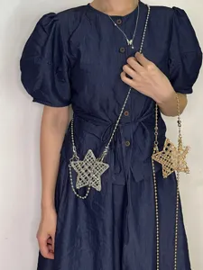 Vue détaillée du sac bandoulière étoile creuse métallique, mini sac tendance avec chaîne à perles.