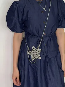 Sac bandoulière étoile strass élégant, mini sac chaîne métal ajouré unique pour femmes.