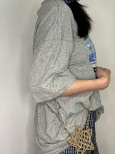 Vue détaillée d'un sac bandoulière élégant en métal ajouré en forme d'étoile avec t-shirt.