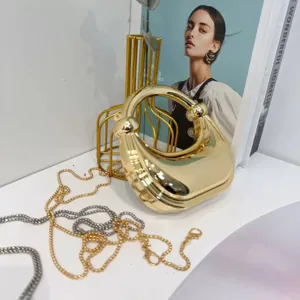 Elegante metallische Hartschalen-Mini-Handtasche mit rundem Griff und modischen Ketten für Frauen.