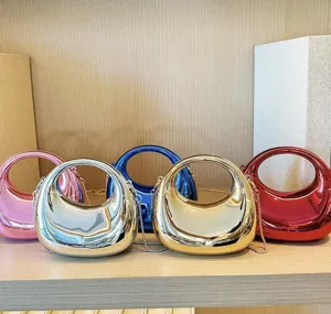 Harte Acryl Mini Knödel Umhängetasche für Damen, glänzende metallische Oberfläche, Detailansicht.