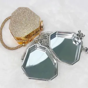 Sechseckige Strass Abendtasche und Spiegel Tasche Detailansicht mit Kettengurt.