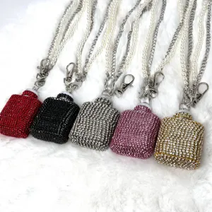 Detailansicht luxuriöser Strass Mini Flachmann Schlüsselanhänger mit Perlenkette Damen Mode.