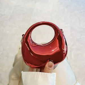 Rote Acryl Mini Dumpling Tasche, glänzende harte Umhängetasche mit schicker Metallkette.