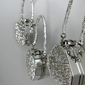 Detailaufnahme von glitzernden Strass-Mini-Clutch-Taschen mit funkelnden silbernen Ketten.