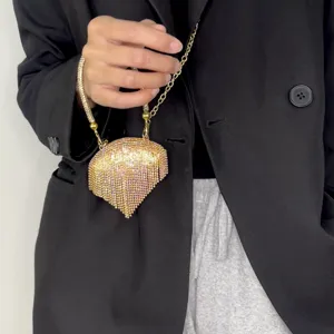 Detaillierte Nahaufnahme der exquisiten Strass-Fransen-Minihandtasche mit funkelnden Details.