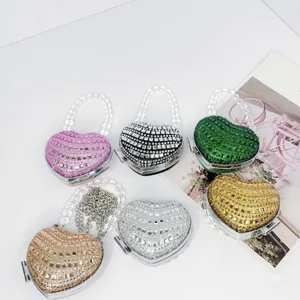 Luxus Strass Herz Form Mini Clutch Tasche Detail, glitzernde Kristalle mit Perlen Griff.