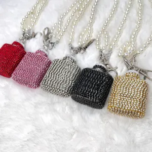 Detaillierte Ansicht glitzernder Strass-Mini-Fläschchen-Schlüsselanhänger mit Perlenketten.