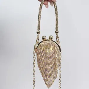 Feines Detail der goldenen Abendtasche mit funkelnden Strasssteinen und edler Kette.
