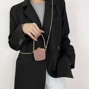 Detailopname van de roze pailletten minitas met sprankelende strass-steentjes en ketting.