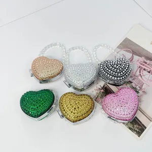 Herzförmige Strass Mini Umhängetasche Detail, glitzernde Kristall Clutch mit Perlengriff.