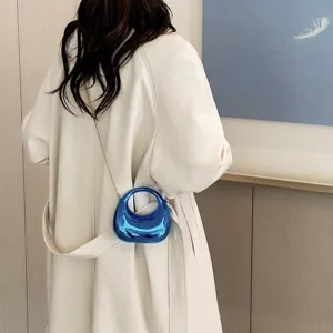 Glänzende blaue Mini Acryl Umhängetasche, schicke Tasche mit feiner Kette für Damen.