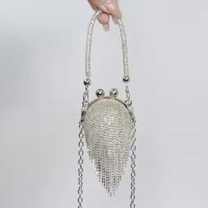Detailaufnahme der Mini Strass Fransen Abendtasche mit funkelnden Kristallen und Metallkette.