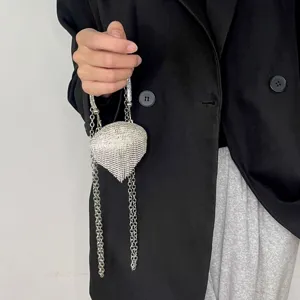 Modische Strass-Minihandtasche in Herzform mit Quastenketten, elegante Abendtasche.