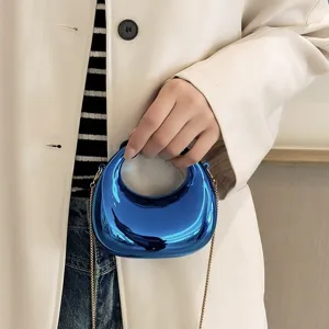 Detailansicht der glänzenden blauen harten Acryl Mini-Tasche mit schickem Metallkettenriemen.