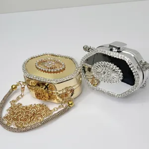 Detailansicht der kleinen Acryl Strass Abendtasche mit funkelnden Steinen und goldener Kette.