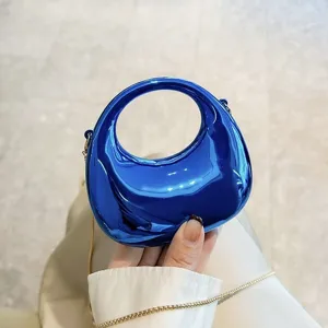 Glänzende blaue Acryl-Mini-Handtasche Detailansicht, elegante Halbmondform mit Kette.