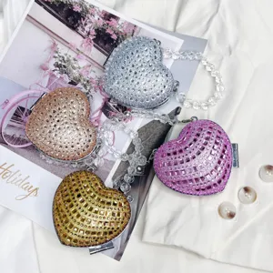Nahaufnahme luxuriöser herzförmiger Strass-Miniumhängetaschen mit klaren Perlenketten.