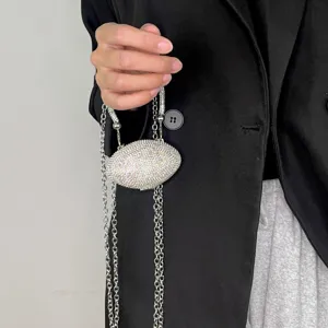 Glänzende Strass Mini Umhängetasche mit silbernen Ketten, elegante Modedetail Ansicht.