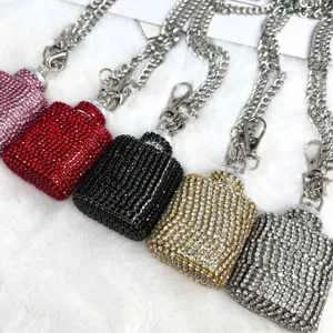 Glitzernder Strass Flachmann Schlüsselanhänger Mini Umhängetasche Detailansicht Kette.