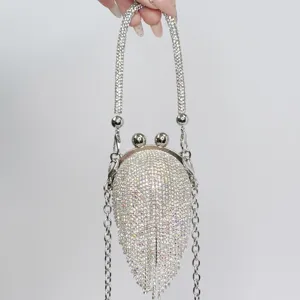 Glänzende Kristall-Abendtasche mit Strassgriff und Metall-Quasten-Kette, kleiner chic.