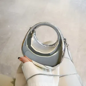 Silberne metallische harte Mini Umhängetasche mit rundem Hohlgriff für Damen Mode