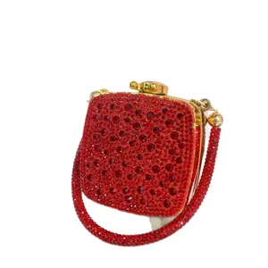 Prachtige rode strass mini schoudertas voor dames, sprankelende avondtas met gouden hardware details.