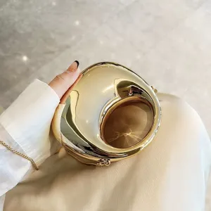 Elegante goldene Acryl Mini Umhängetasche mit runder Knödelform für modebewusste Damen.