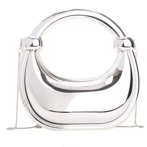 Silberne metallische Hartschalen-Handtasche mit rundem Griff und Kettengurt für Damen.