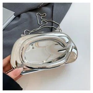 Silberne metallische Acryl Abendtasche Clutch mit Kettengurt und Griff für Damen.