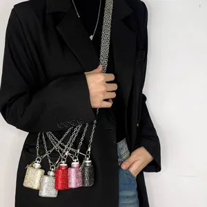 Detailansicht des glänzenden Strass Mini Flachmann Schlüsselanhängers an schicker Kette.