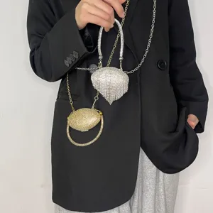 Elegante Mini Umhängetasche mit Strasssteinen, Metallkette und funkelndem Kristalldesign.