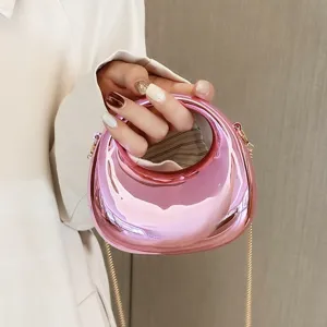 Acryl Mini Beutel Tasche Detail, glänzendes metallisch rosafarbenes Design mit Kette.