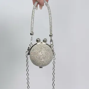 Detaillierte Nahaufnahme einer glitzernden, runden Strass Mini-Umhängetasche.